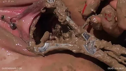دختر cums سایتهای معتبر سکسی و pees در وب کم